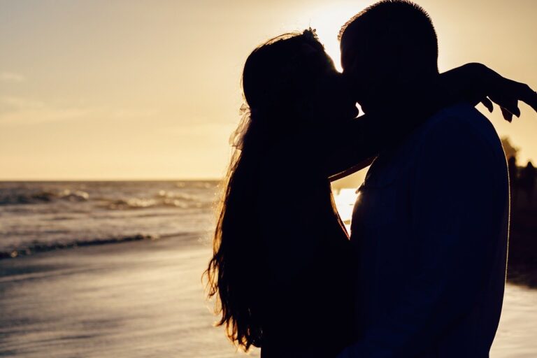 couple, kiss, silhouette-1706572.jpg
